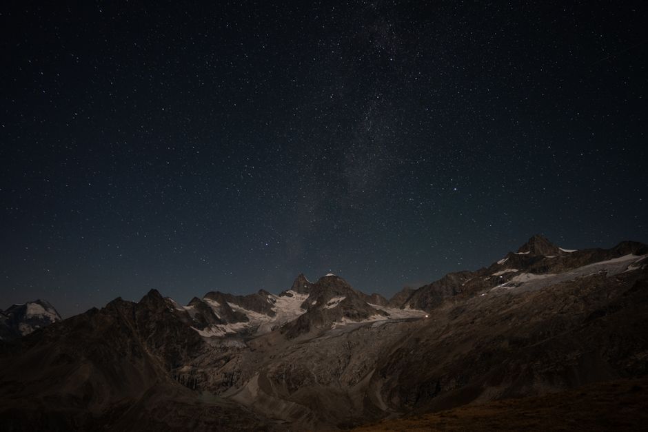 Stjernehimmel over et fjellandskap